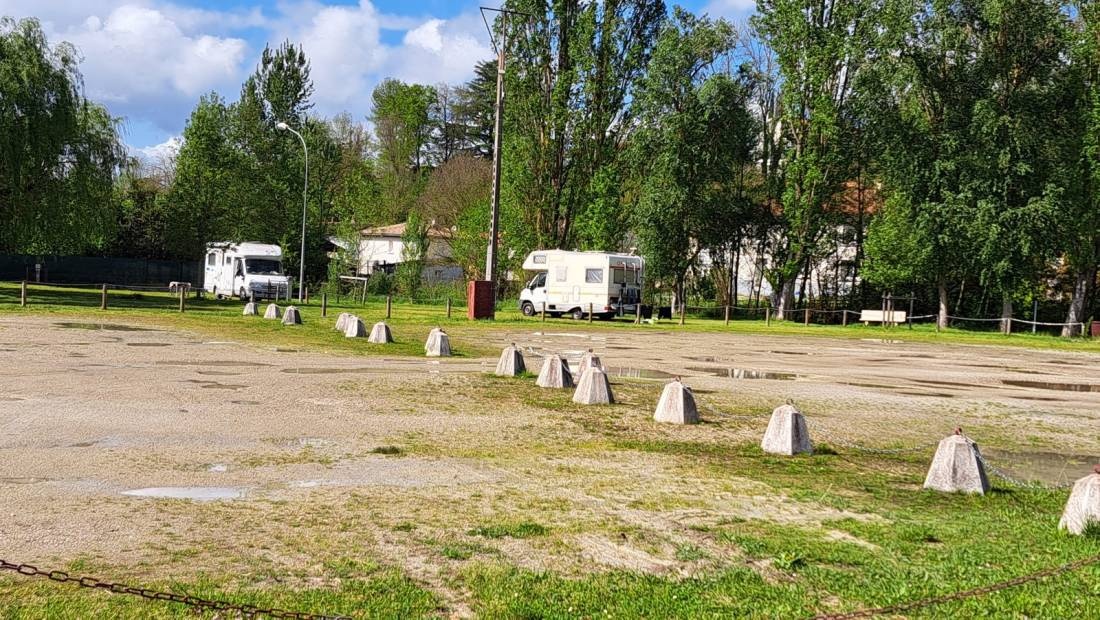 Stellplatz Miramont-de-Guyenne — Karavan Sitesi in Miramont-de-Guyenne