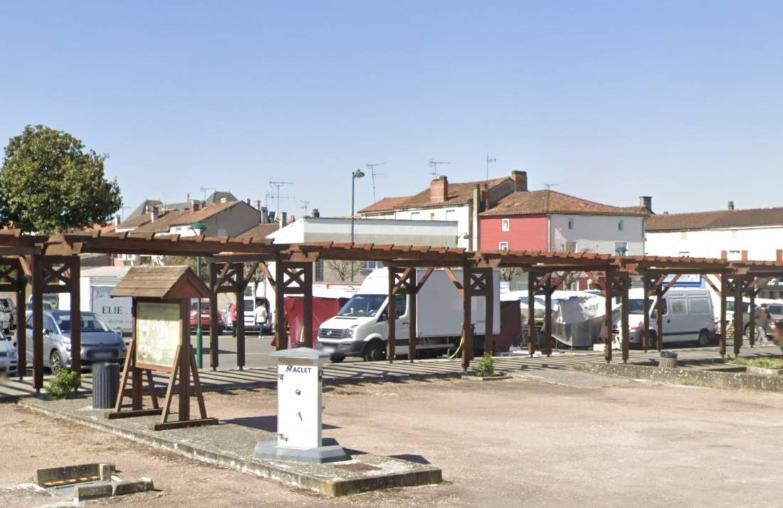 Place du Champ de Mars — Місце для кемперів in Chasseneuil-sur-Bonnieure