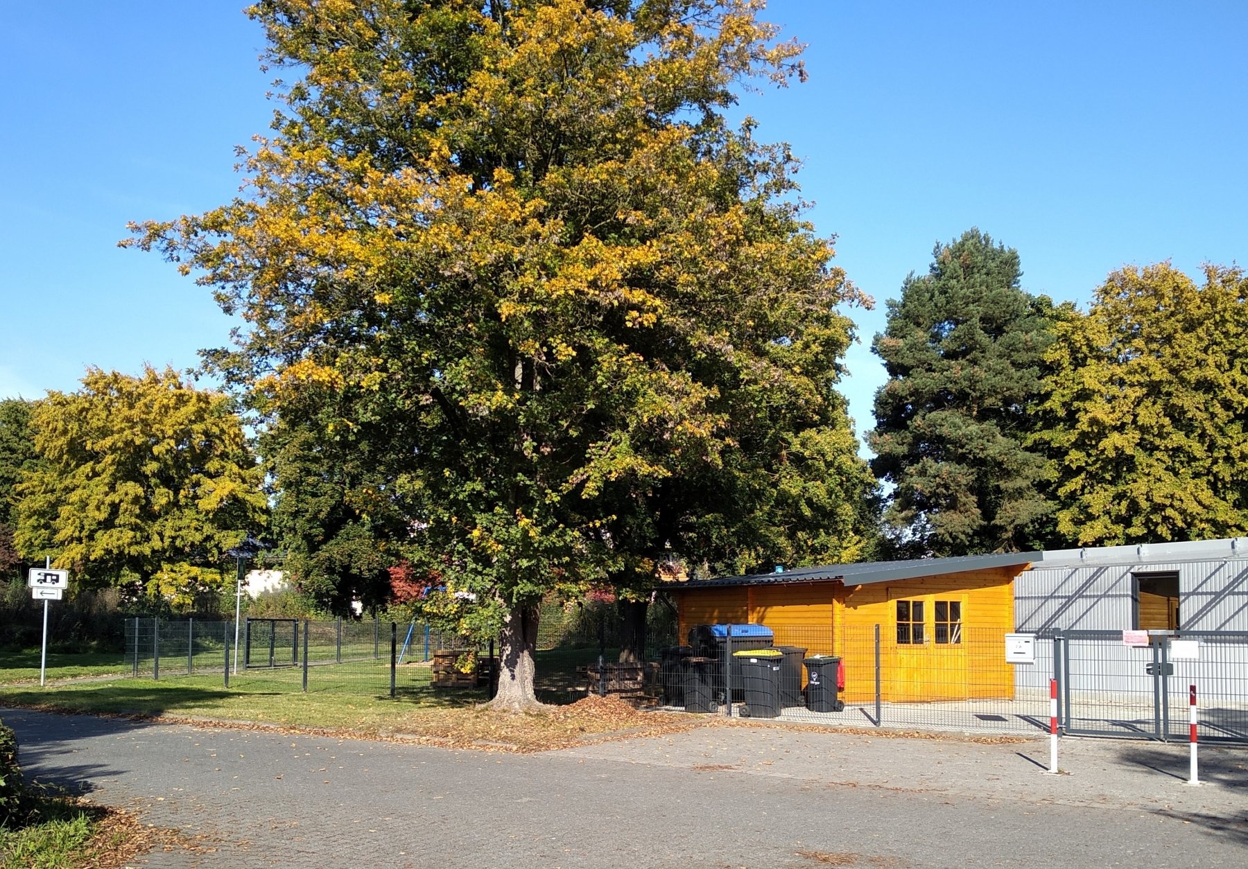 Übernachtungsparkplatz am Usa-Wellenbad Bad Nauheim — Gecelik park yeri in Bad Nauheim