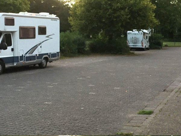 Übernachtungsparkplatz am Usa-Wellenbad Bad Nauheim — Fotoğraf 4