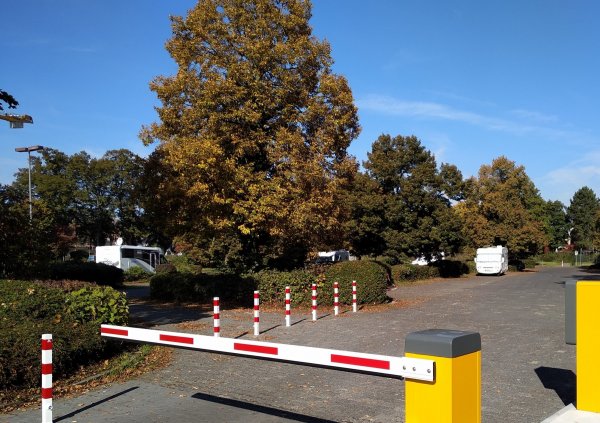 Übernachtungsparkplatz am Usa-Wellenbad Bad Nauheim — Fotoğraf 2