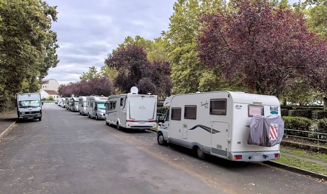 Parkplatz am Fluss — Camperplads in Vichy