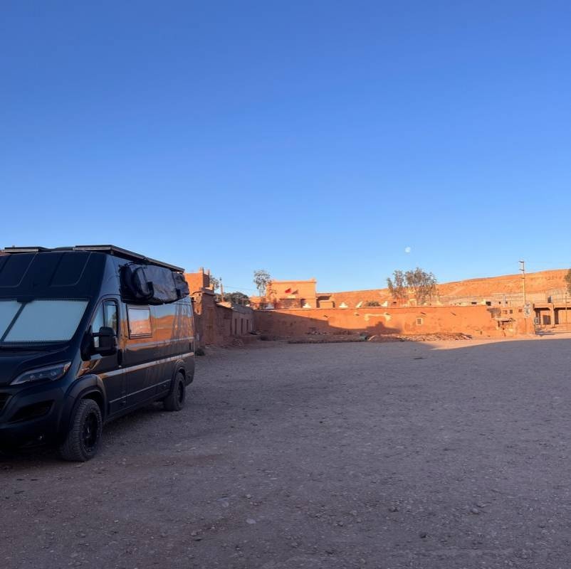 Parkplatz vor einem Hotel — Public Parking in Aït Ben Haddou