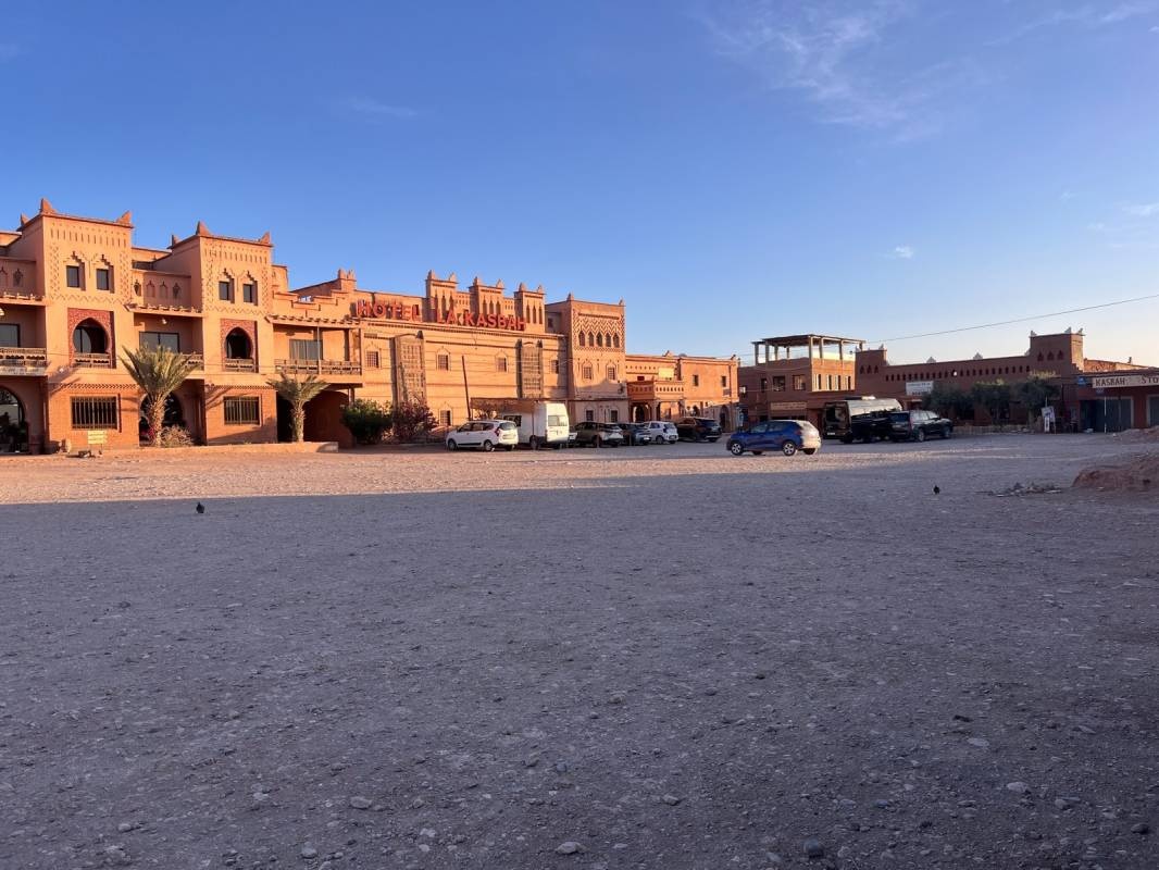 Parkplatz vor einem Hotel — Parcheggio pubblico in Aït Ben Haddou