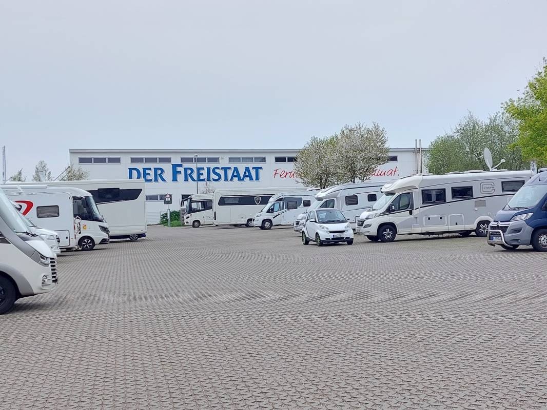 Stellplatz bei Der Freistaat Caravaning & More Sulzemoos — Ställplats in Sulzemoos