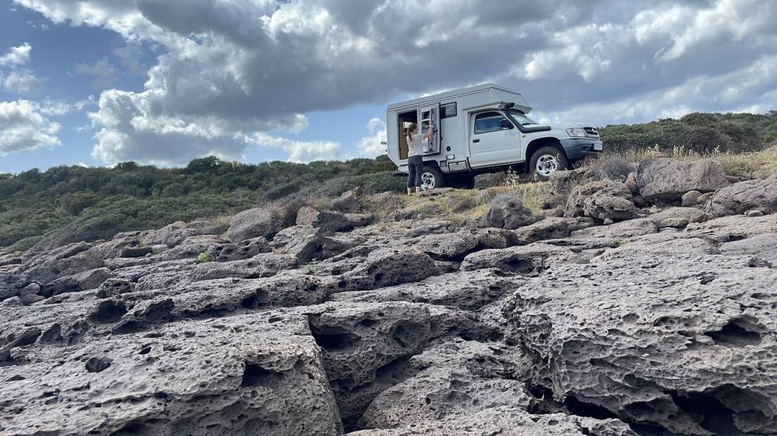 (4x4) Über Vulkangestein ins meer — Campervan Site in Bari Sardo NU