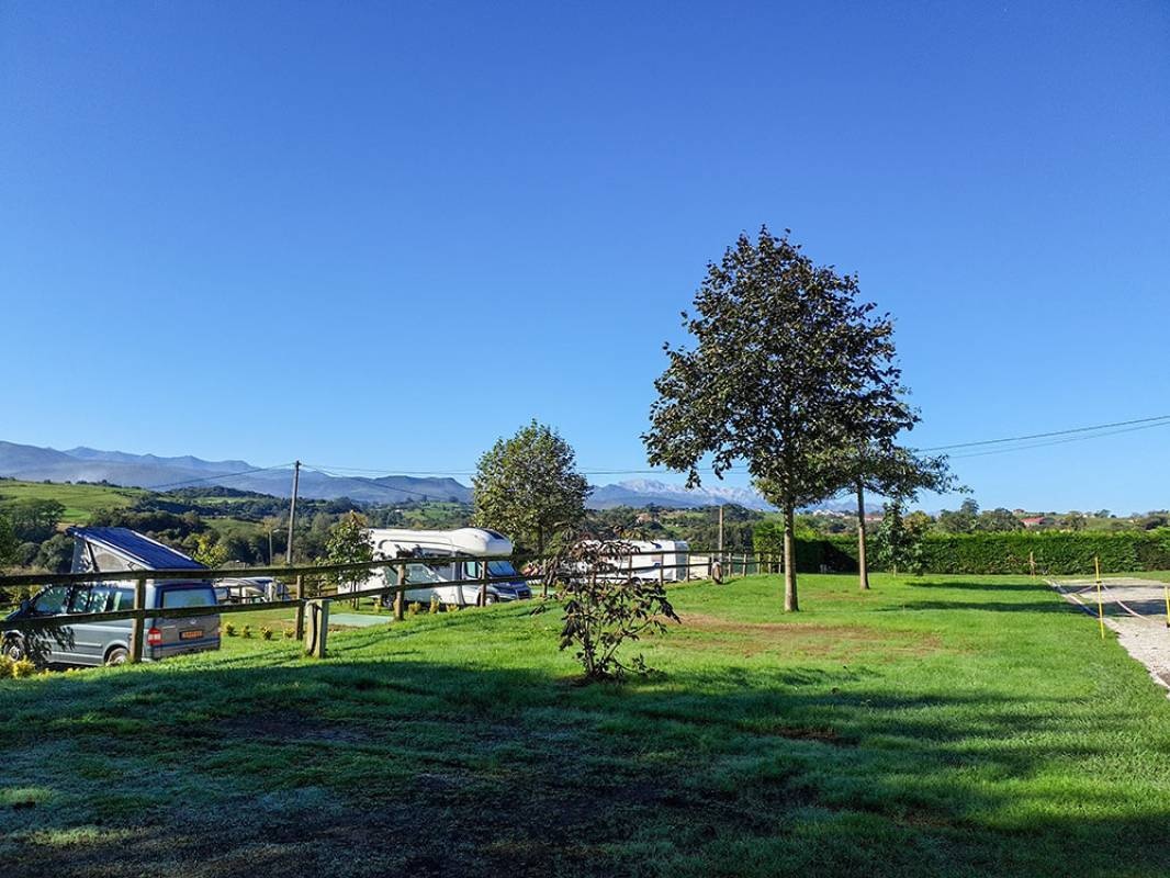 Caravaning Oyambre Cantabria — Sítio de acampamento in Los Llaos
