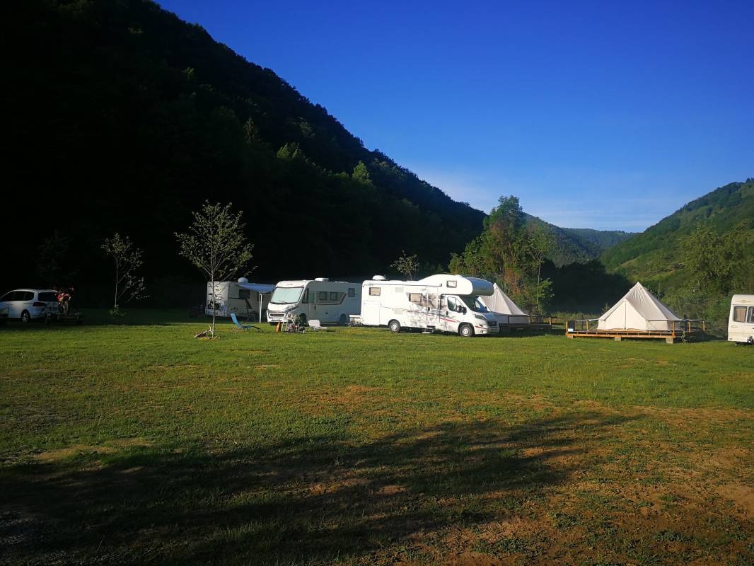 Camping & Glamping Amonte — Sítio de acampamento in Mărtinie