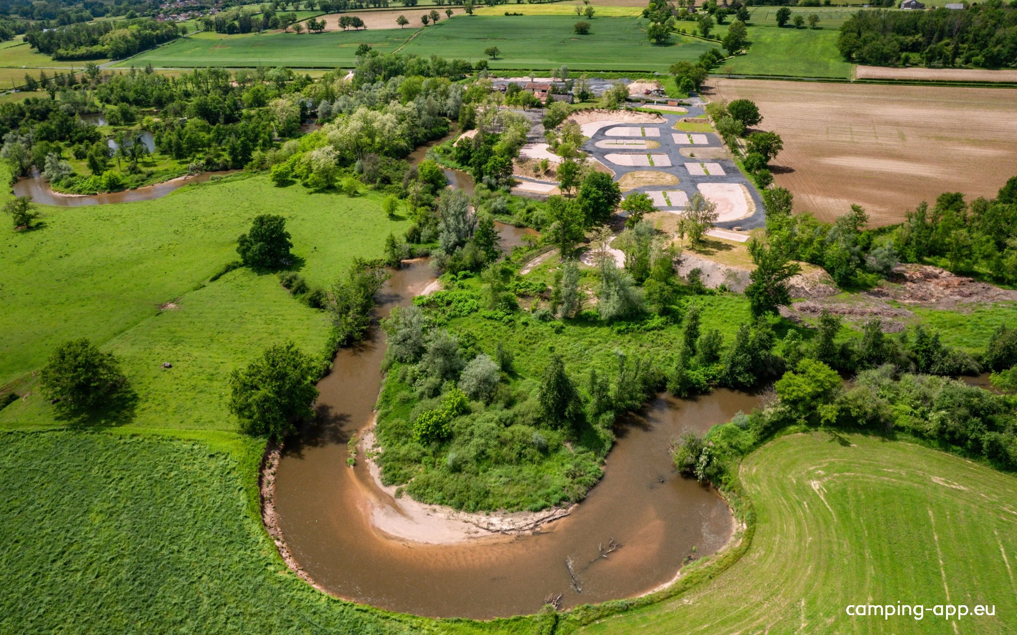 Aire de camping car - HIGHLAND PARK — Camperplaats in Saint-Pourçain-sur-Besbre