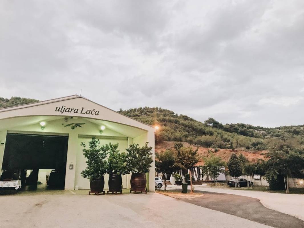 Camp Skradin / Olive Oil Shop & Olive Mill (uljara Laća) — Weingut in Skradinsko Polje