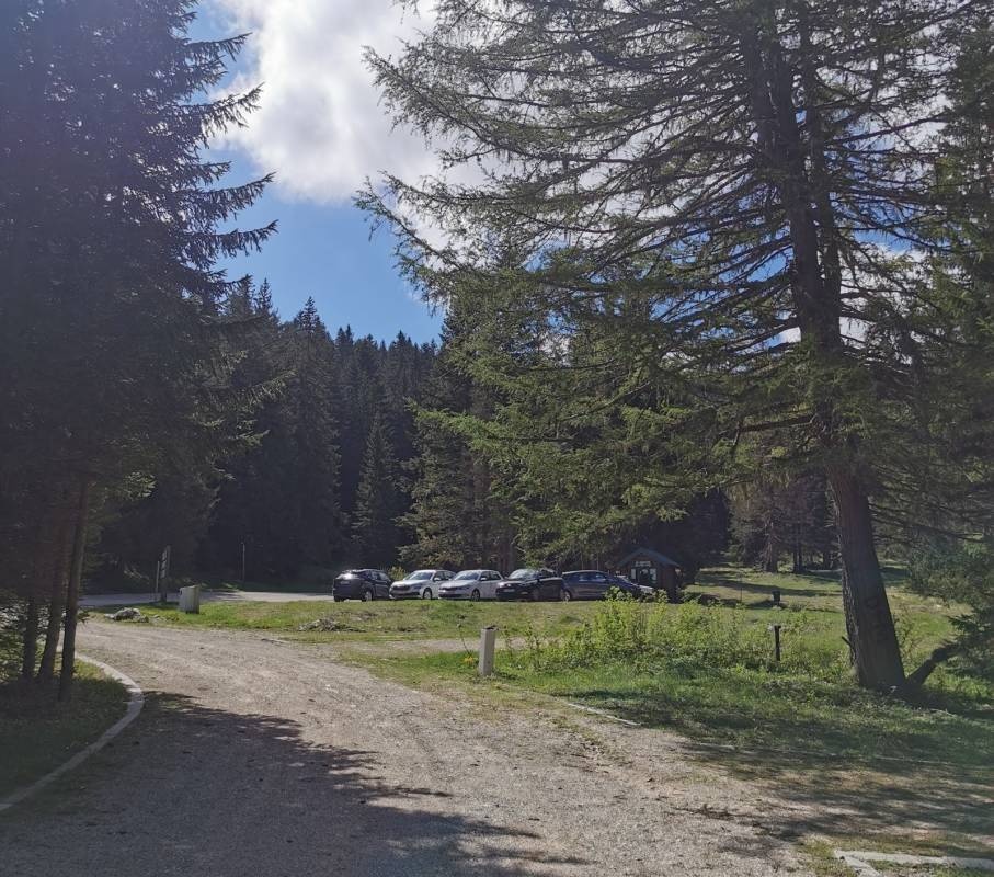 Stellplatz Crno jezero — Camperplaats in Vojno odmaralište
