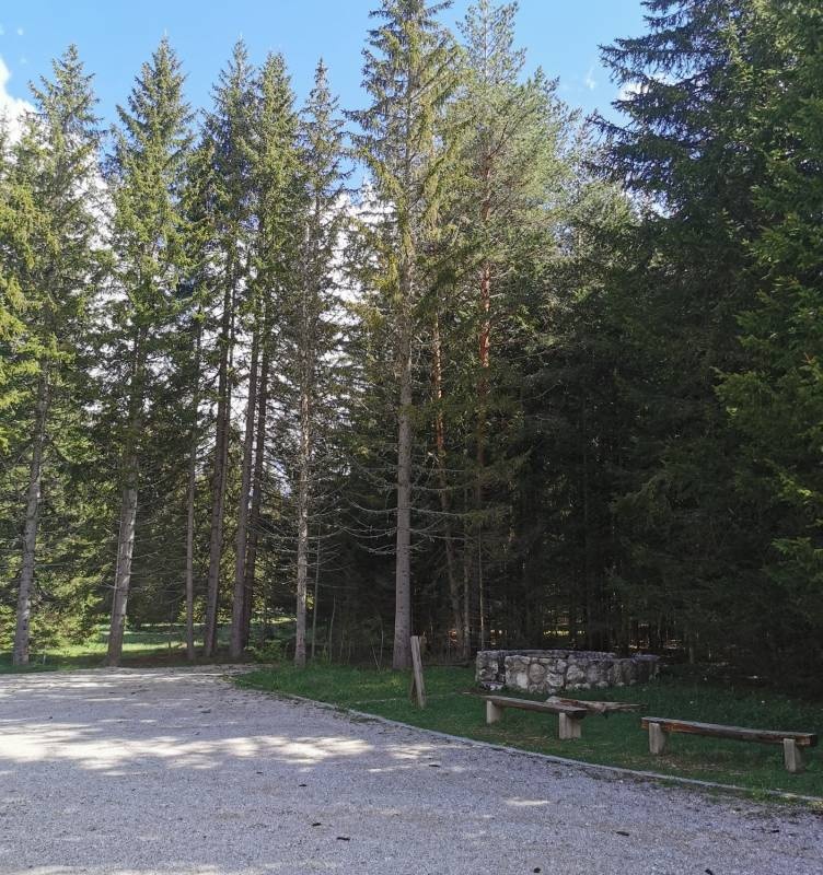 Stellplatz Crno jezero — Karavan Sitesi in Vojno odmaralište