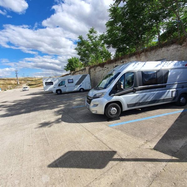 Area de Autocaravanas Valhondo — Photo 2