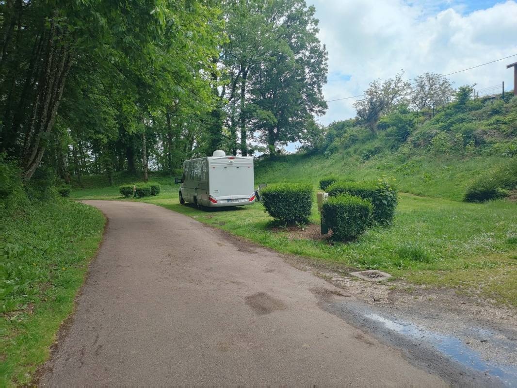 Stellplatz Val-de-Meuse, Montigny-le-Roi, le Château — Camperplads in Val-de-Meuse