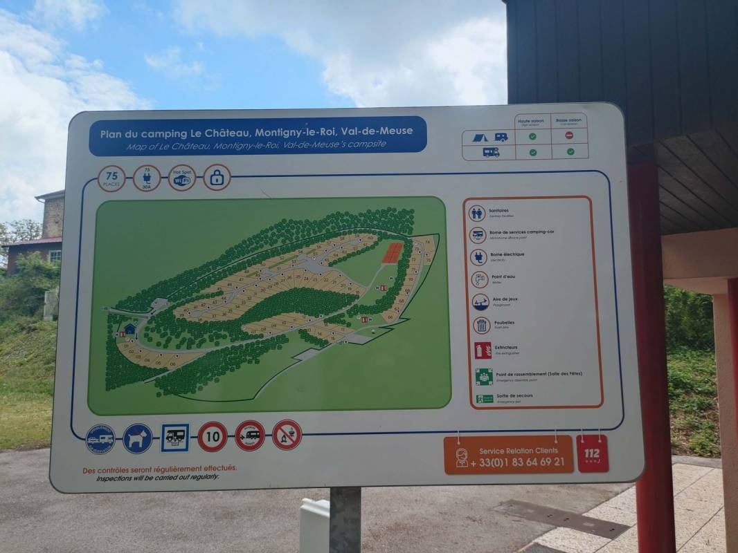 Stellplatz Val-de-Meuse, Montigny-le-Roi, le Château — Campervan Site in Val-de-Meuse