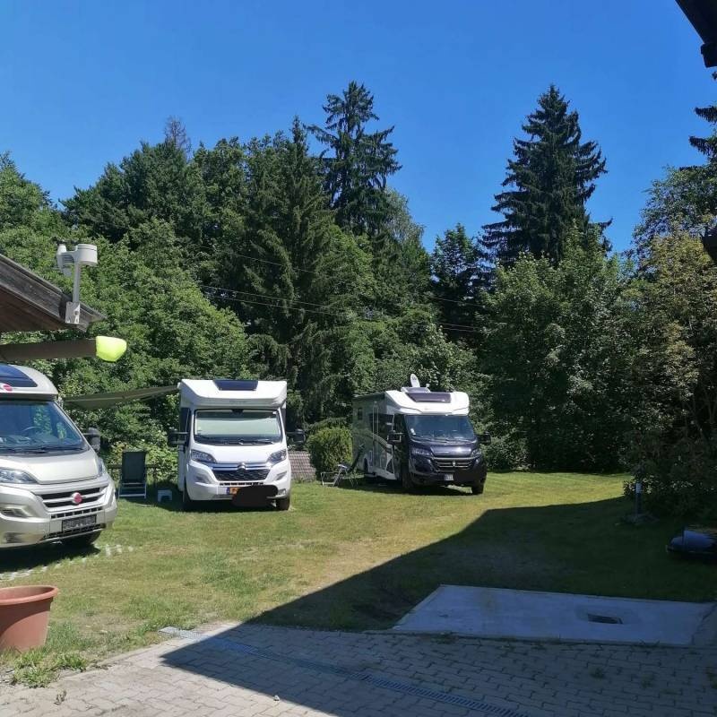 Kärnten Appartements / Stellplatz Hintergarten — Camperplaats in Velden am Wörther See