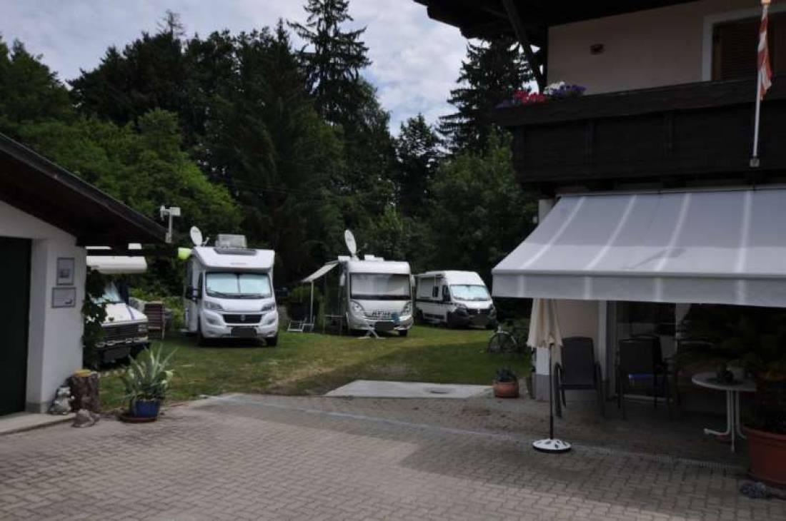 Kärnten Appartements / Stellplatz Hintergarten — Stellplatz in Velden am Wörther See