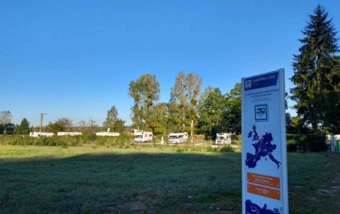 CampingCarPark Chailles — Karavan Sitesi in Chailles