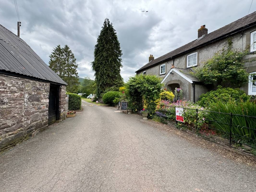 Pyscodlyn Farm Caravan & Campsite — Sítio de acampamento in Llanwenarth