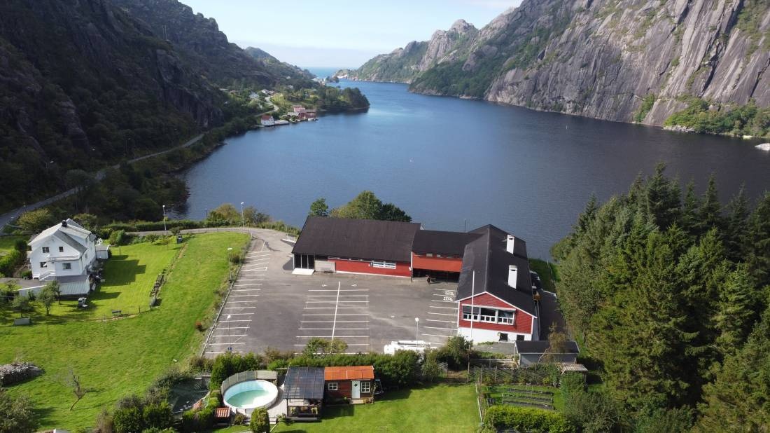 Brufjell Hostel & Parking, Midtbø, Åna-sira, Norwegen — Camperplads in Åna-Sira