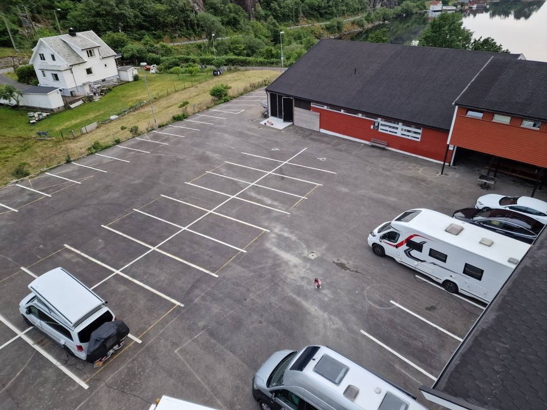 Brufjell Hostel & Parking, Midtbø, Åna-sira, Norwegen — Aire camping car in Åna-Sira