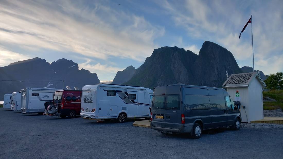 Seaside caravan parking Olenilsøya — Camperplads in Reine