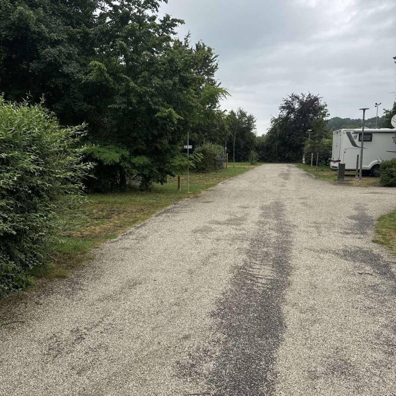 Stellplatz Bourret — Ställplats in Bourret