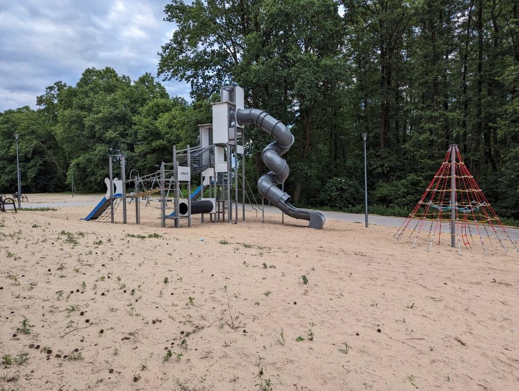 Stellplatz Jezioro Przybiernowskie — Karavan Sitesi in Przybiernów