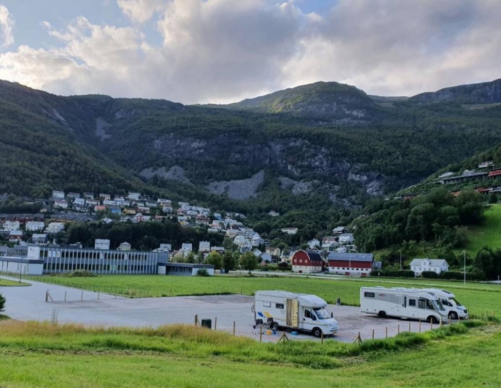 Parkering for campingbiler — Camperplads in Høyanger