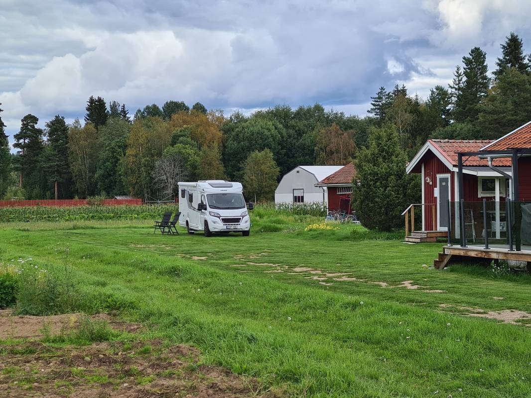 Massarbäcksgårdens ställplatser — Camping in 