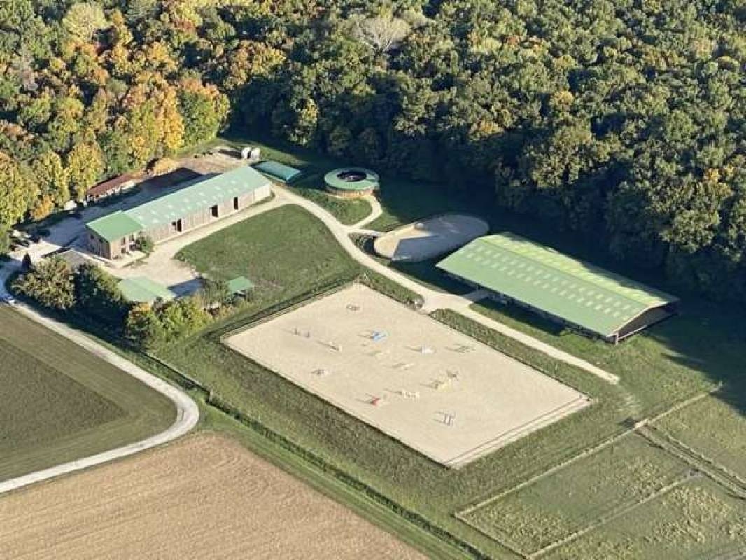 les écuries de la forêt d’orient — Area Autocaravanas in Dosches