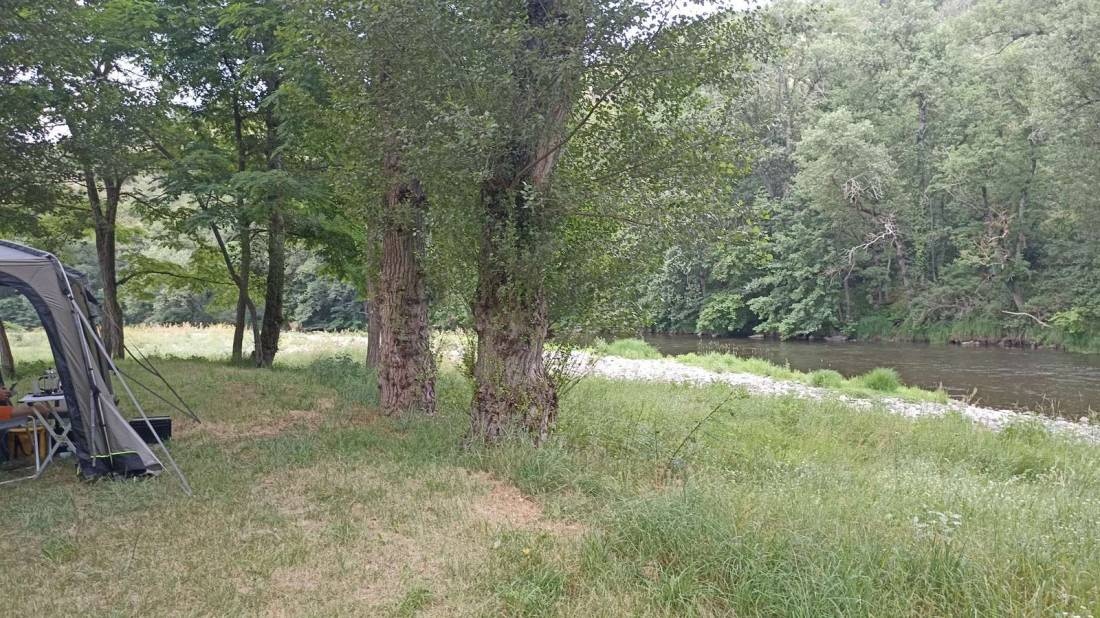 Camping Municipal Au fil de l'Eau — Kemping in Chilhac