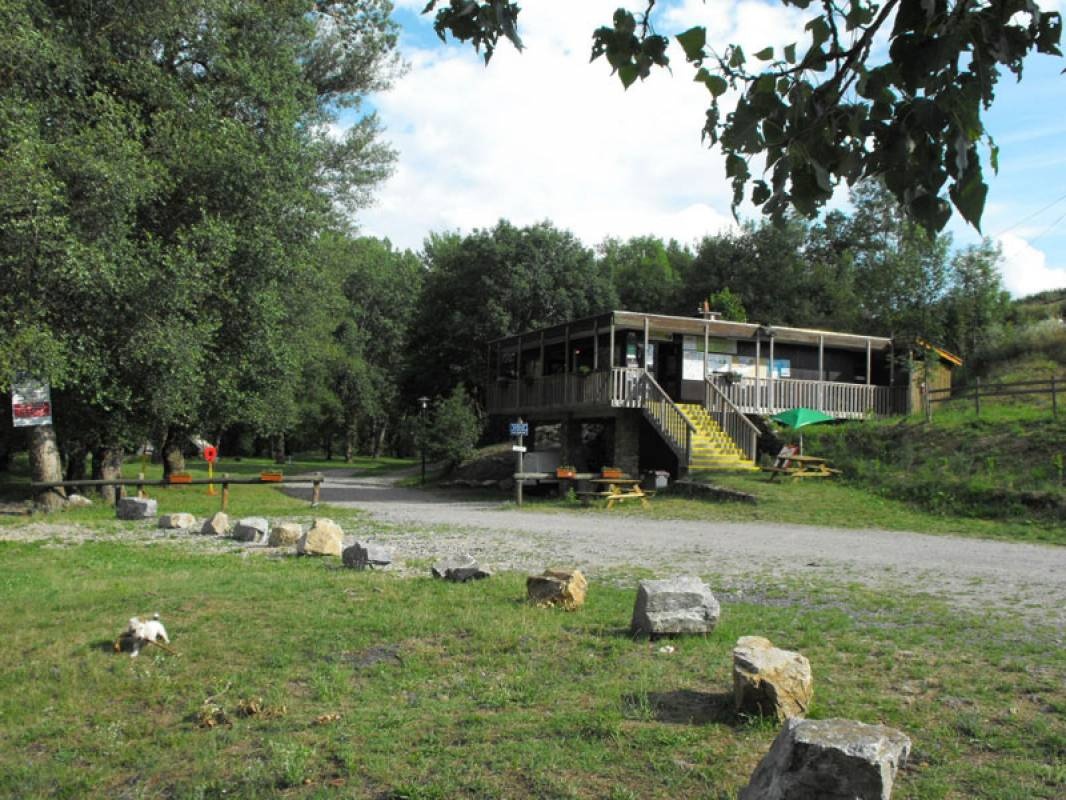 Camping Municipal Au fil de l'Eau — Campingplass in Chilhac