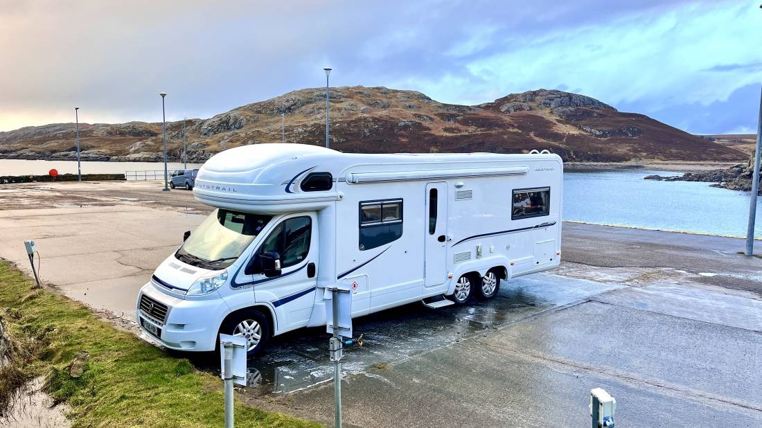 Kinlochbervie Loch Clash Campervan Stopover — Aire camping car in Kinlochbervie