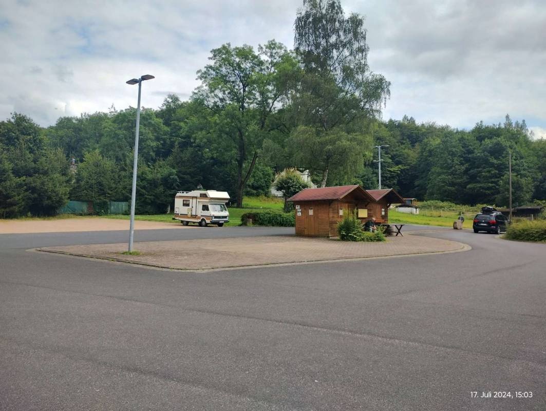 Parkplatz am Trusetaler Wasserfall — Sp. parking dla kamperów in Brotterode-Trusetal