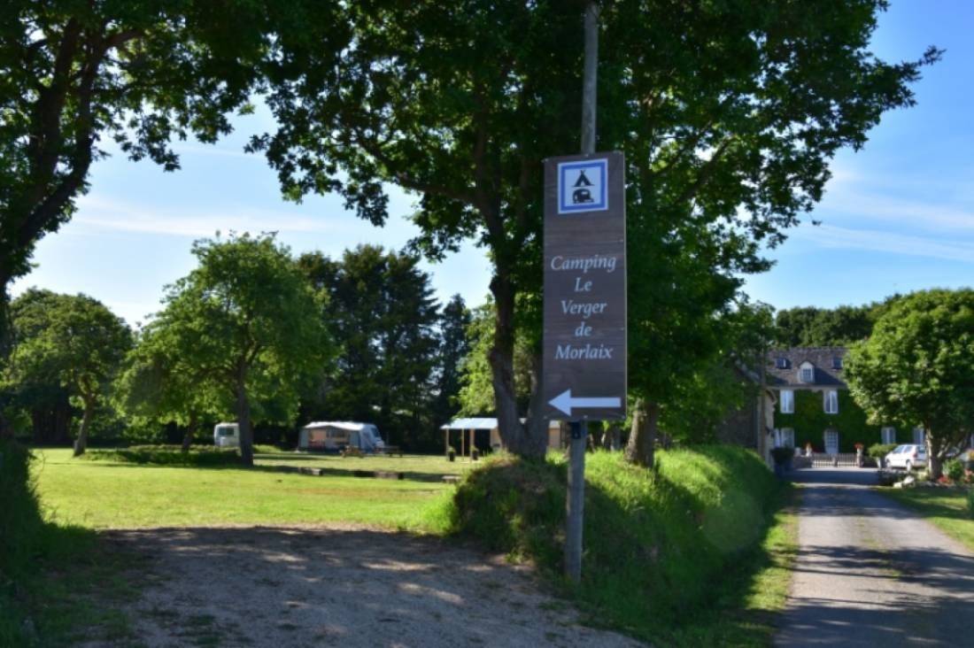 Camping les vergers — Campingplass in Saint-Martin-des-Champs
