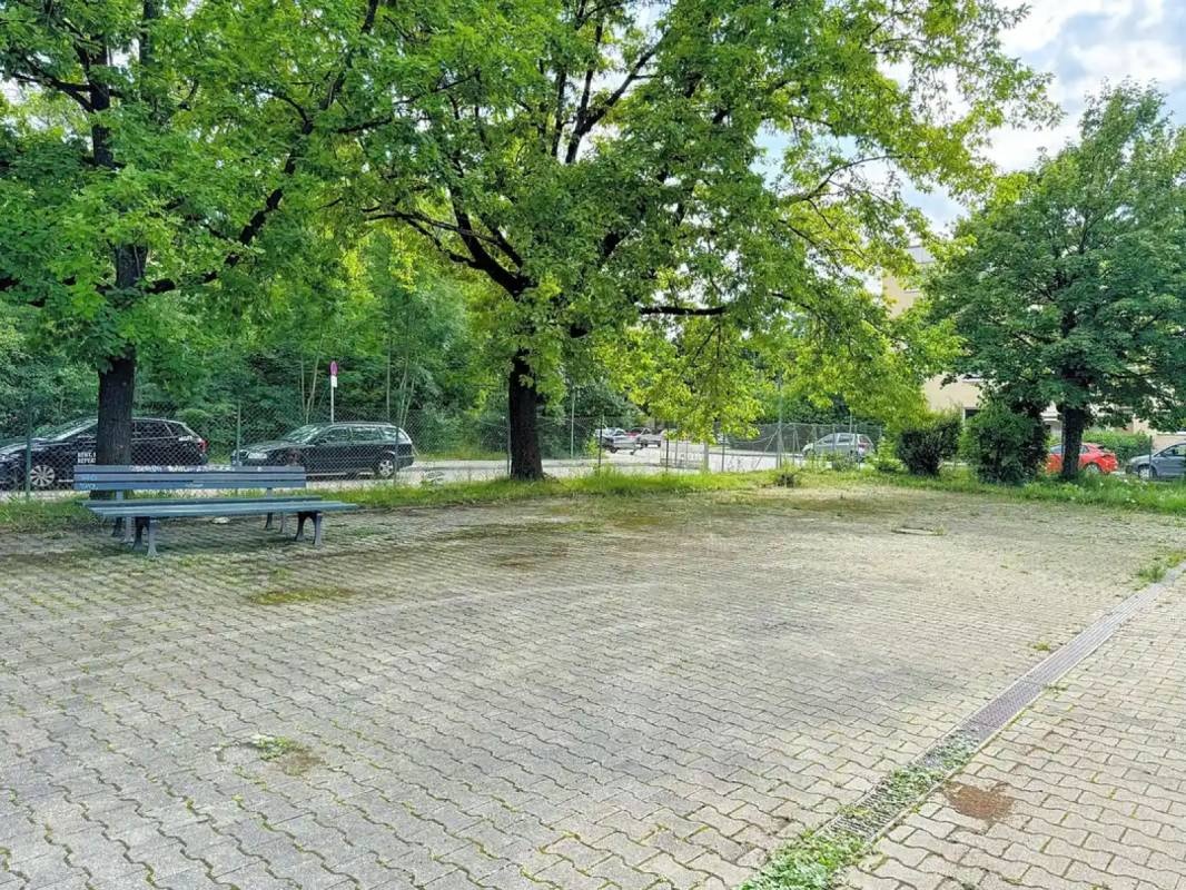 Am Sonnenhaus — Sp. parking dla kamperów in München