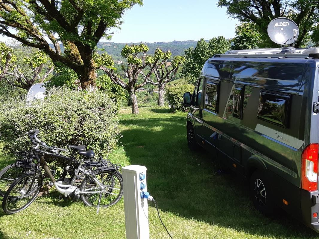 Camping Les Terrasses Du Perigord Sarlat *** — Sítio de acampamento in Proissans