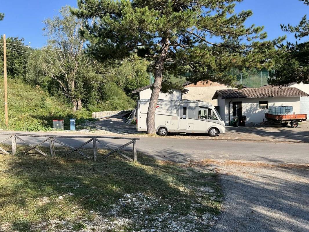 Badia Tedalda - öffentlicher Stellplatz — Sp. parking dla kamperów in Badia Tedalda