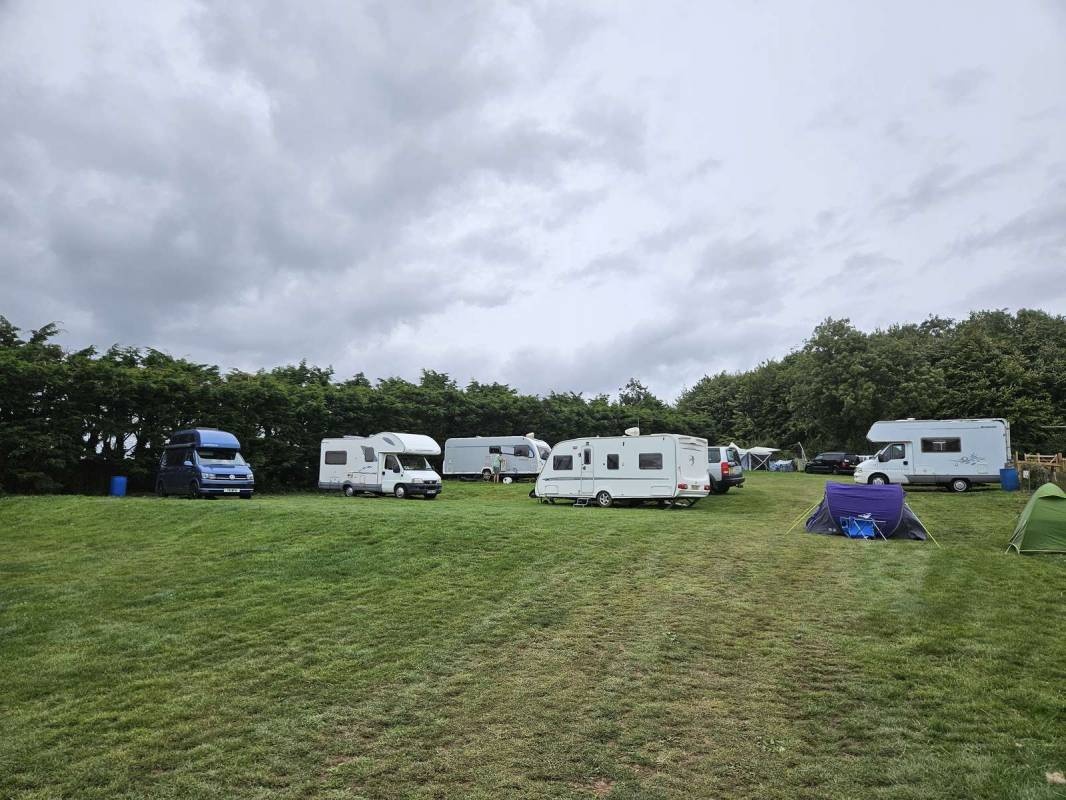 The Gate Hangs High — Cámping in 