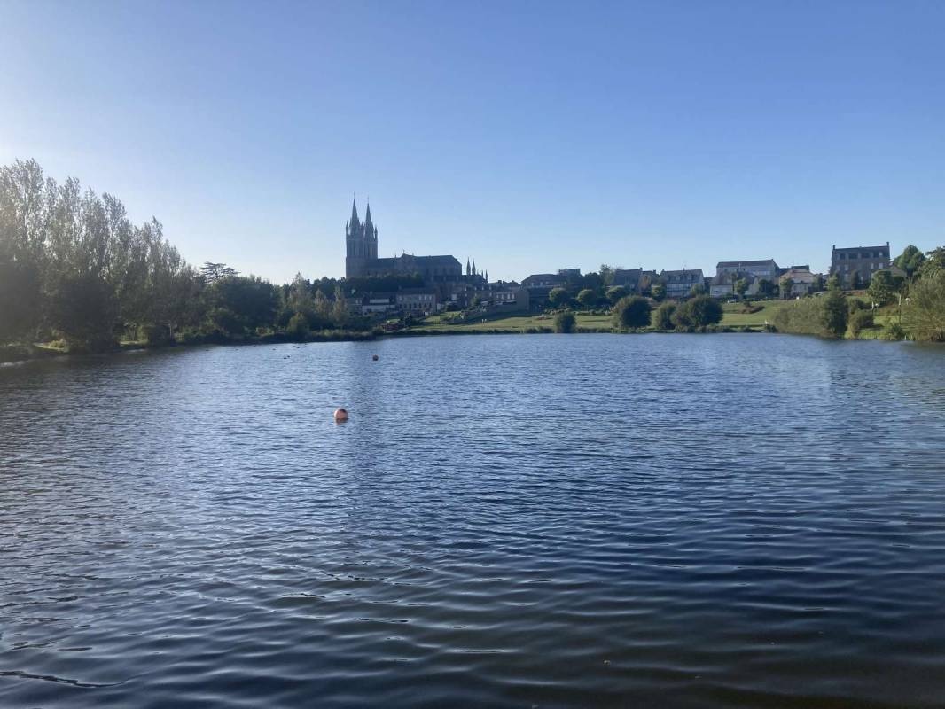 Stellplatz Saint-Hilaire-du-Harcouët — Sítio para autocaravanas in Saint-Hilaire-du-Harcouët