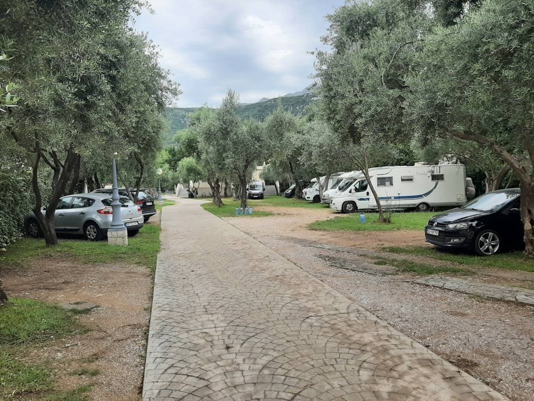 Budva, Montenegro — Bobilplass in Budva