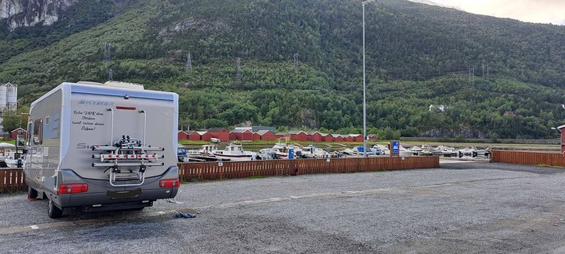 Stellplatz am Hafen — Camperplads in Sunndalsøra