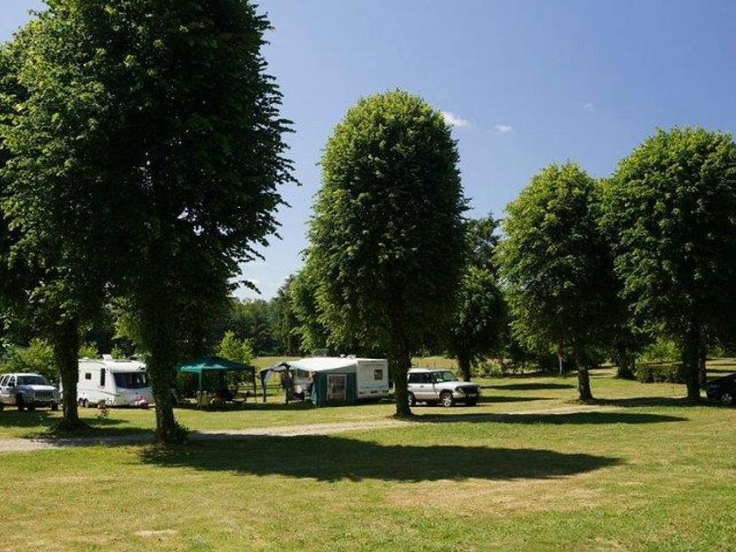 Castel Camping du Chateau de Leychoisier — Kemping in Bonnac-la-Côte