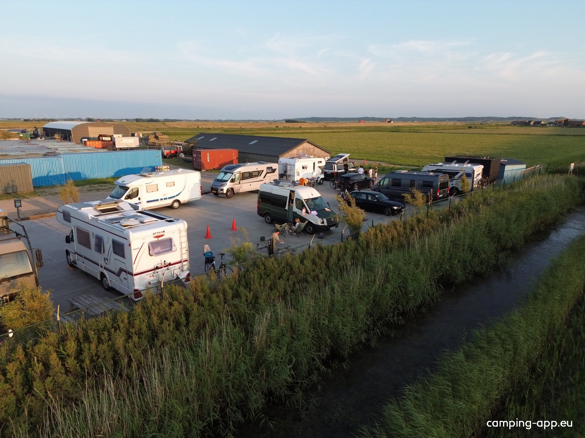 Stellplatz Strandvondst — Sítio para autocaravanas in Petten