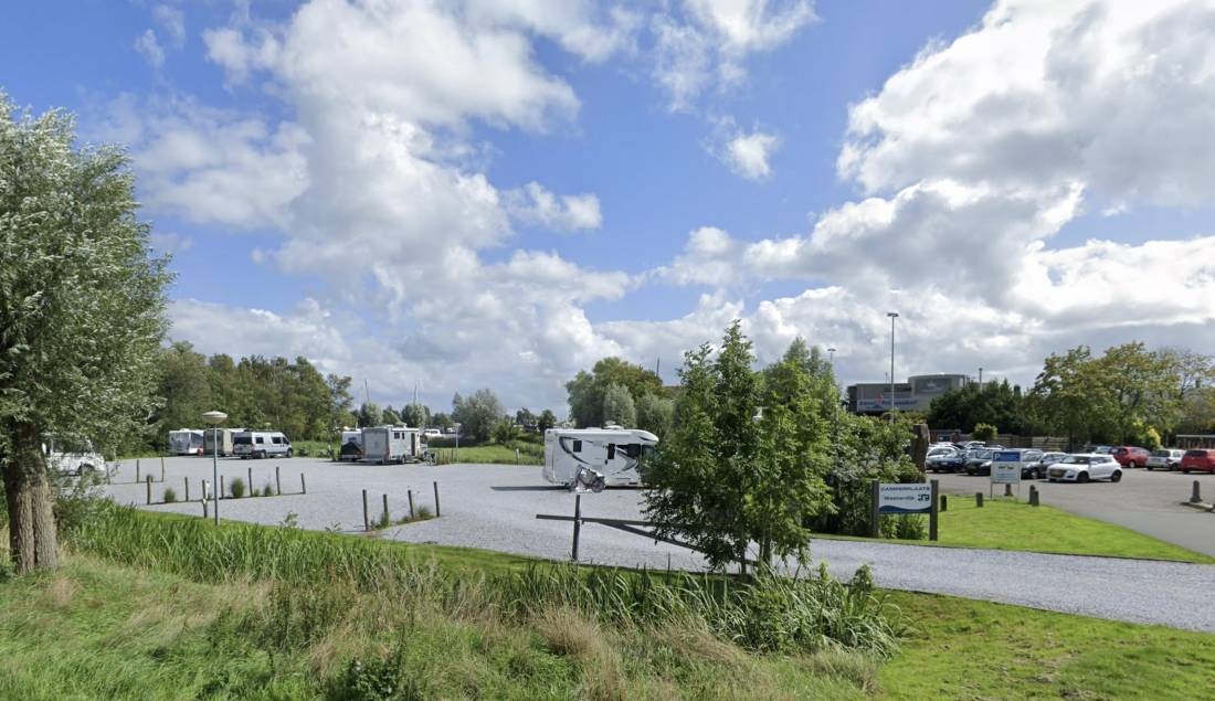 Camperplaats Westerdijk — Aire camping car in Warten