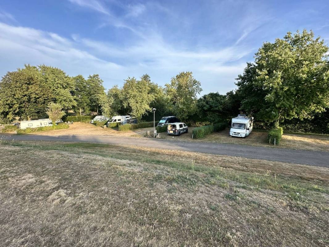Camping Municipal Deux-Chaises — Kemping in Deux-Chaises