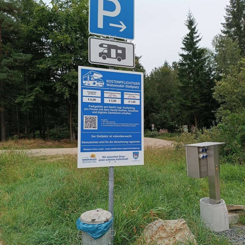 Wohnmobilstellplatz an der Hohenbogen-Bahn — Sp. parking dla kamperów in Neukirchen