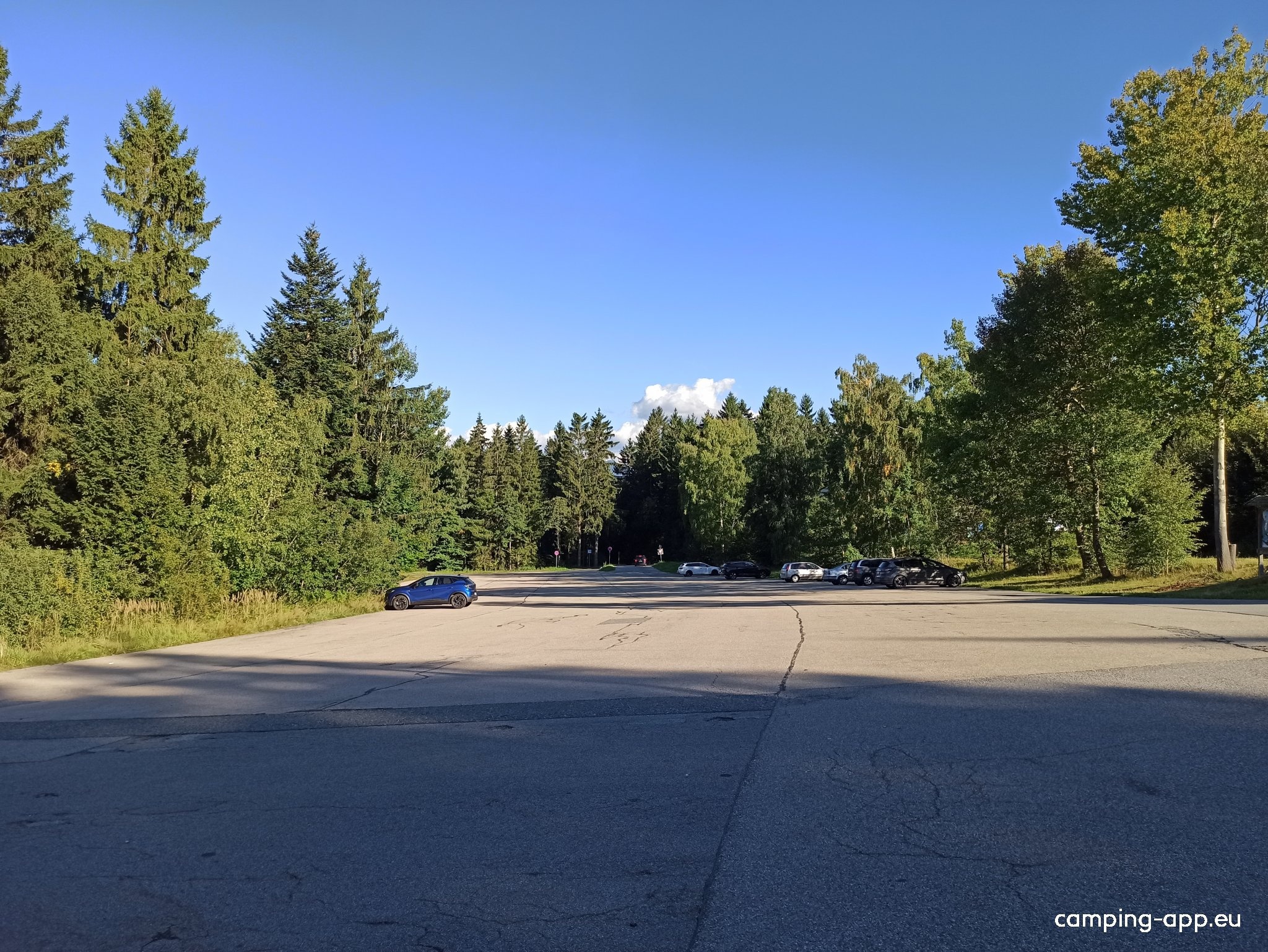 Wohnmobilstellplatz an der Hohenbogen-Bahn — Aire camping car in Neukirchen