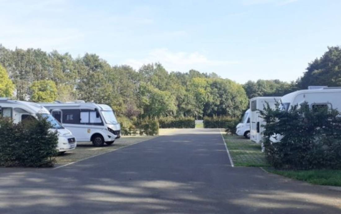 Camping-Car Park Saint Saturnin — 露营车营地 in Saint-Saturnin